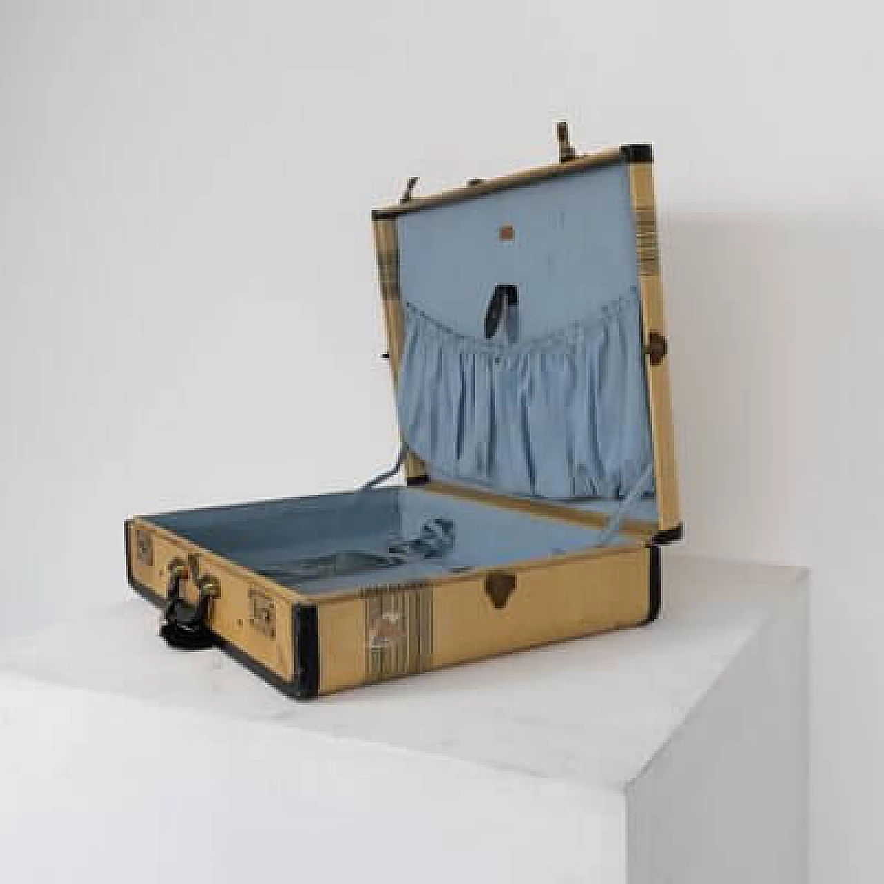 Valigia in pelle e pergamena con rivestimento interno azzurro, anni '60 3