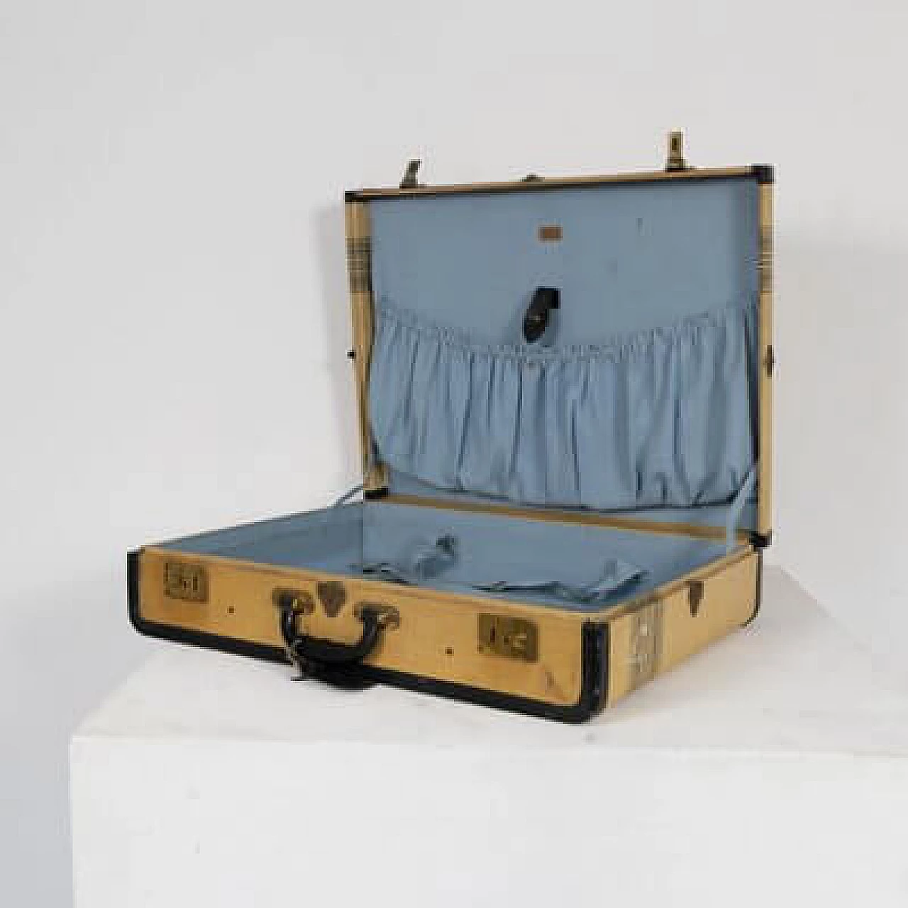 Valigia in pelle e pergamena con rivestimento interno azzurro, anni '60 4