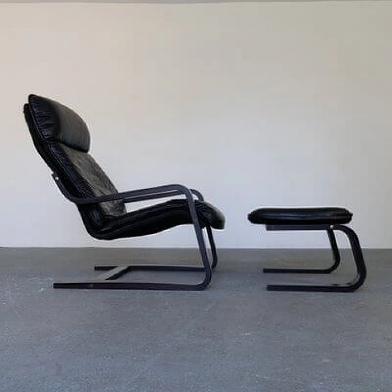 Coppia di sedute in pelle con una poltrona e un pouf, anni '70 2