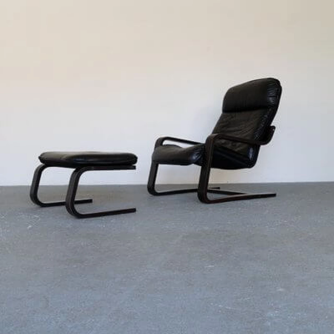 Coppia di sedute in pelle con una poltrona e un pouf, anni '70 3