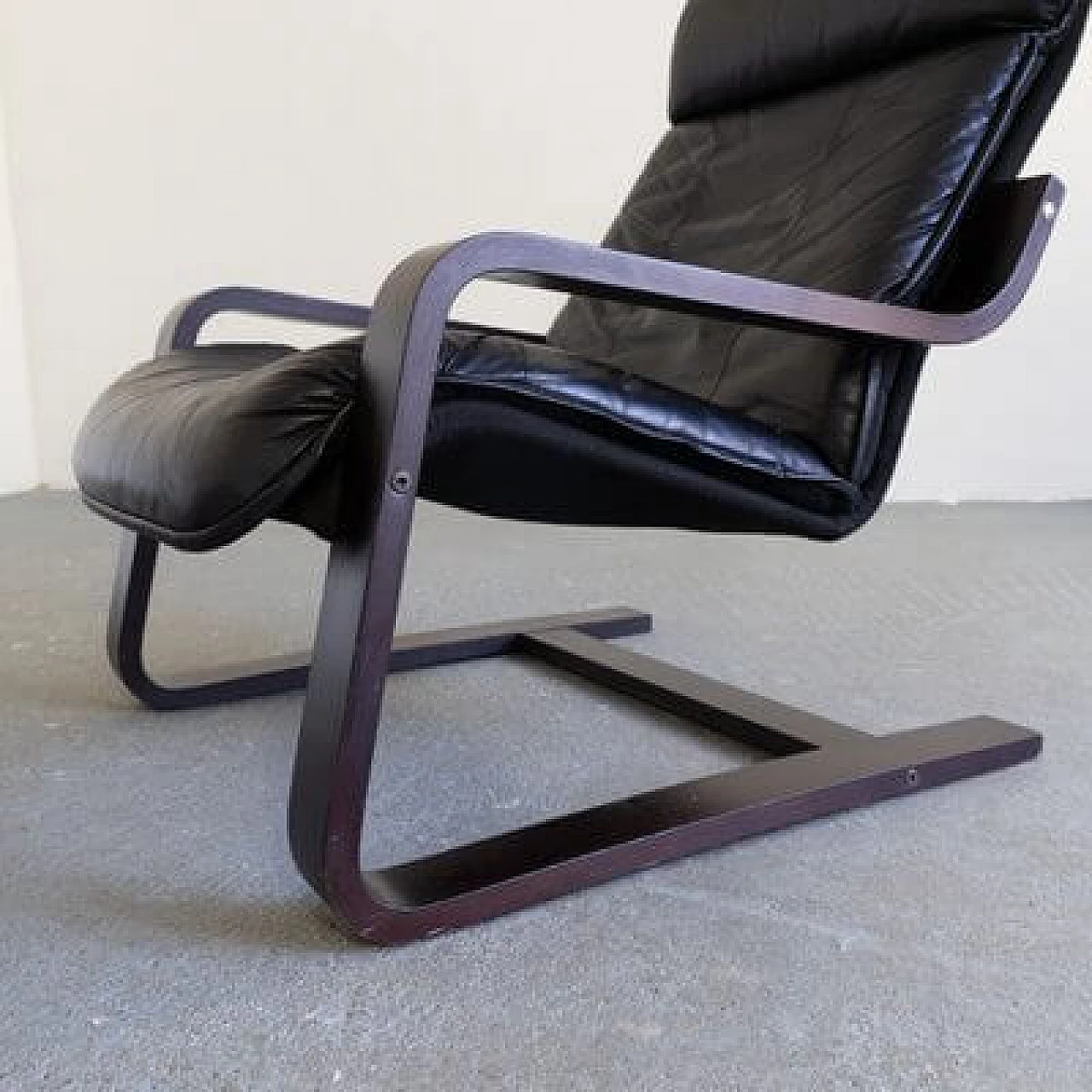 Coppia di sedute in pelle con una poltrona e un pouf, anni '70 4