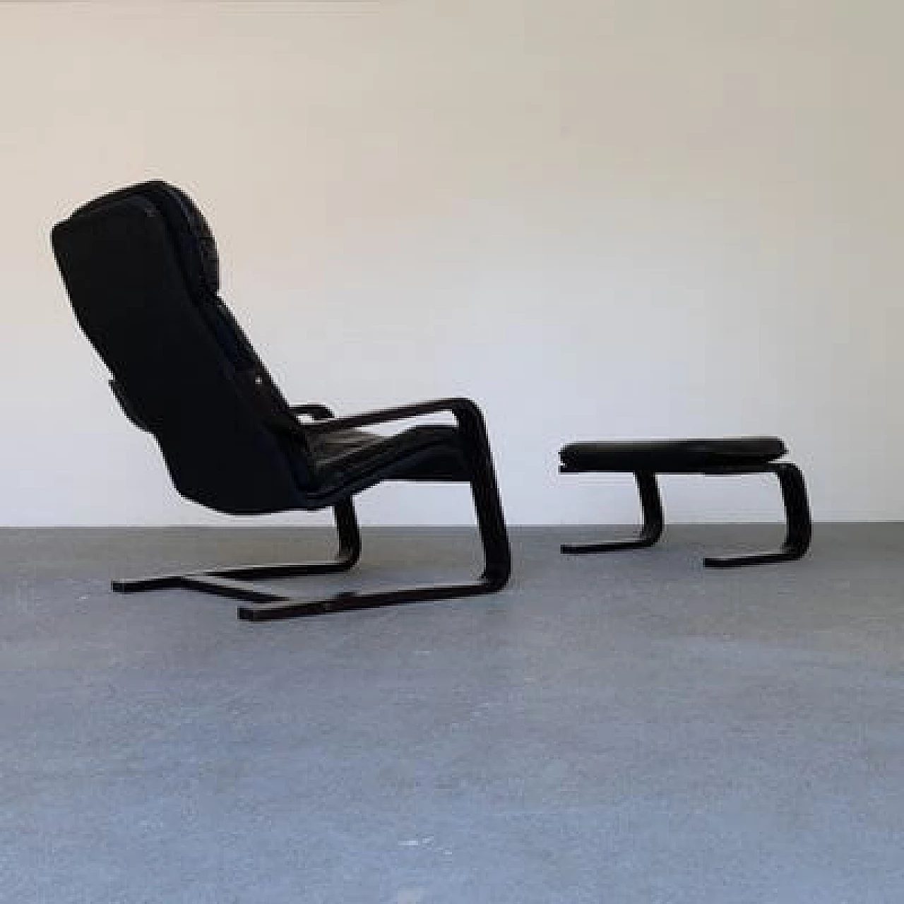 Coppia di sedute in pelle con una poltrona e un pouf, anni '70 7