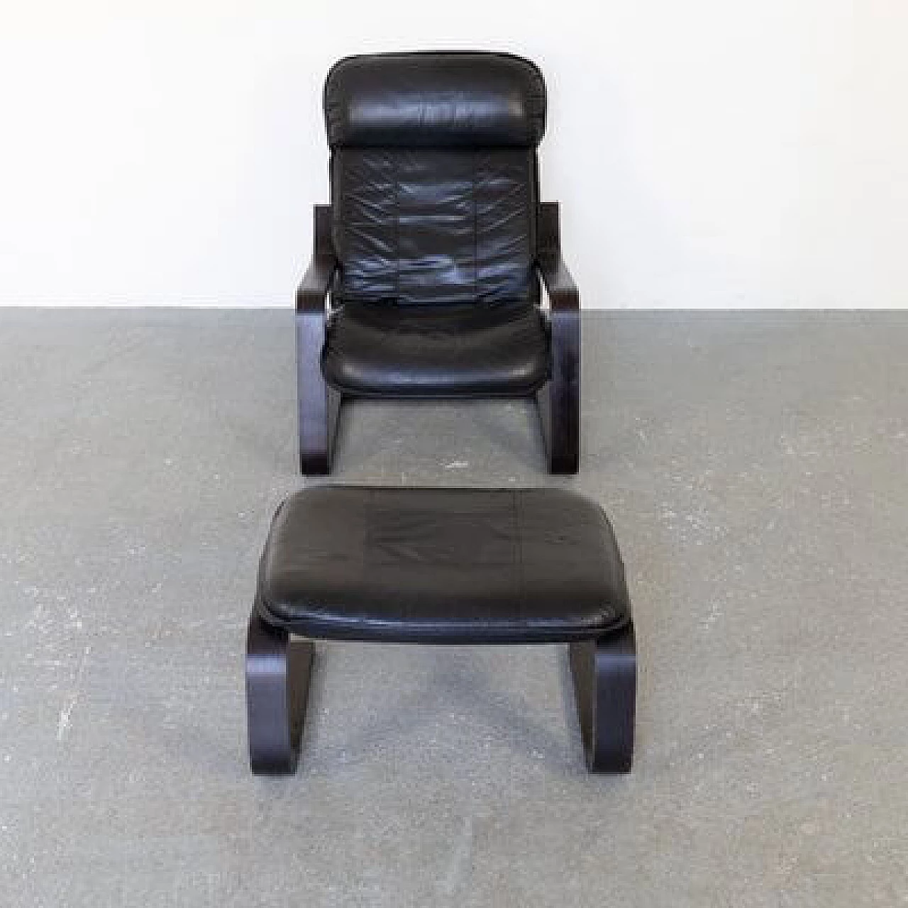 Coppia di sedute in pelle con una poltrona e un pouf, anni '70 8