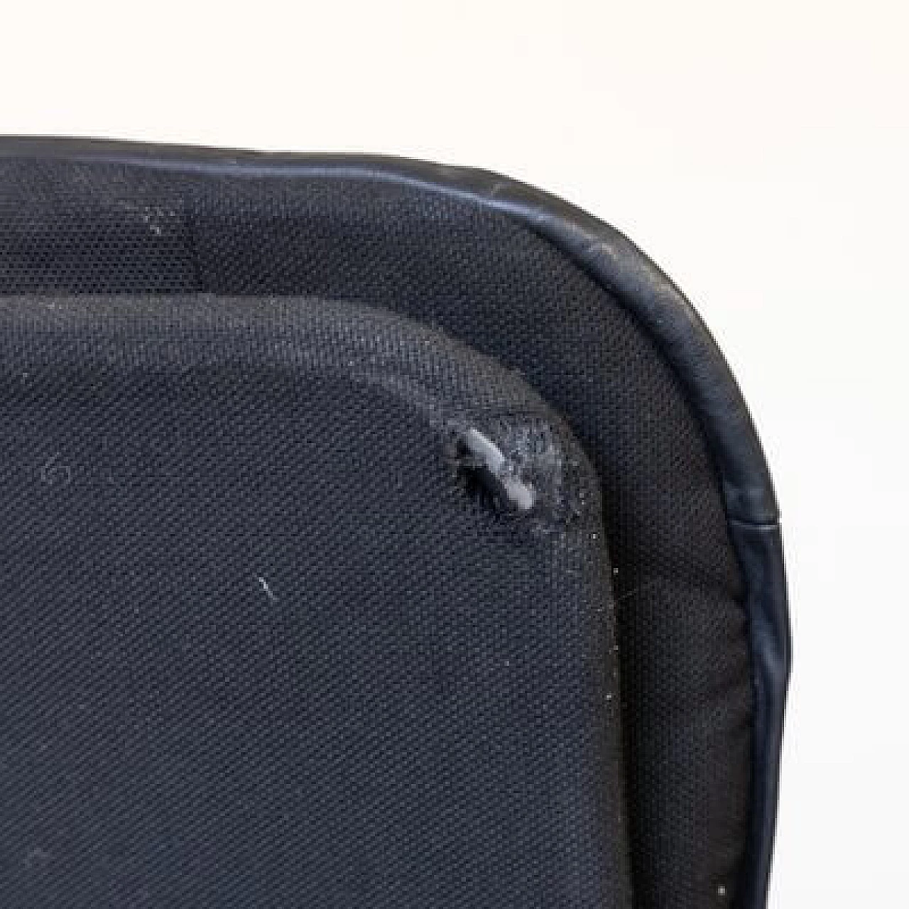 Coppia di sedute in pelle con una poltrona e un pouf, anni '70 9