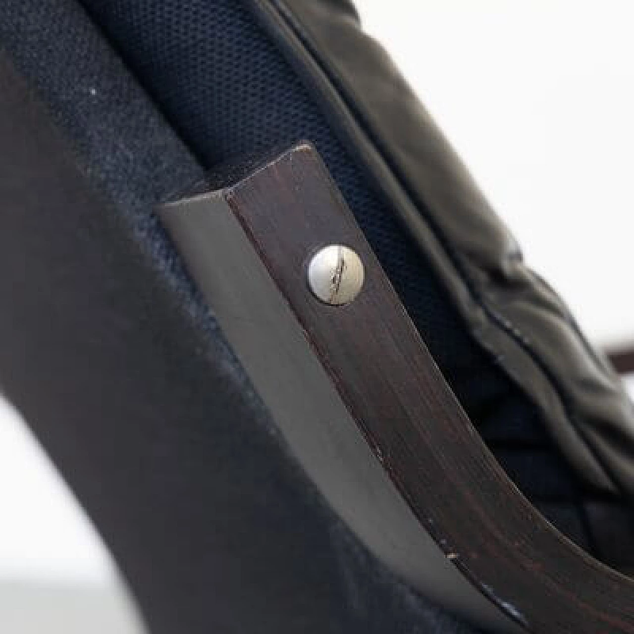 Coppia di sedute in pelle con una poltrona e un pouf, anni '70 10