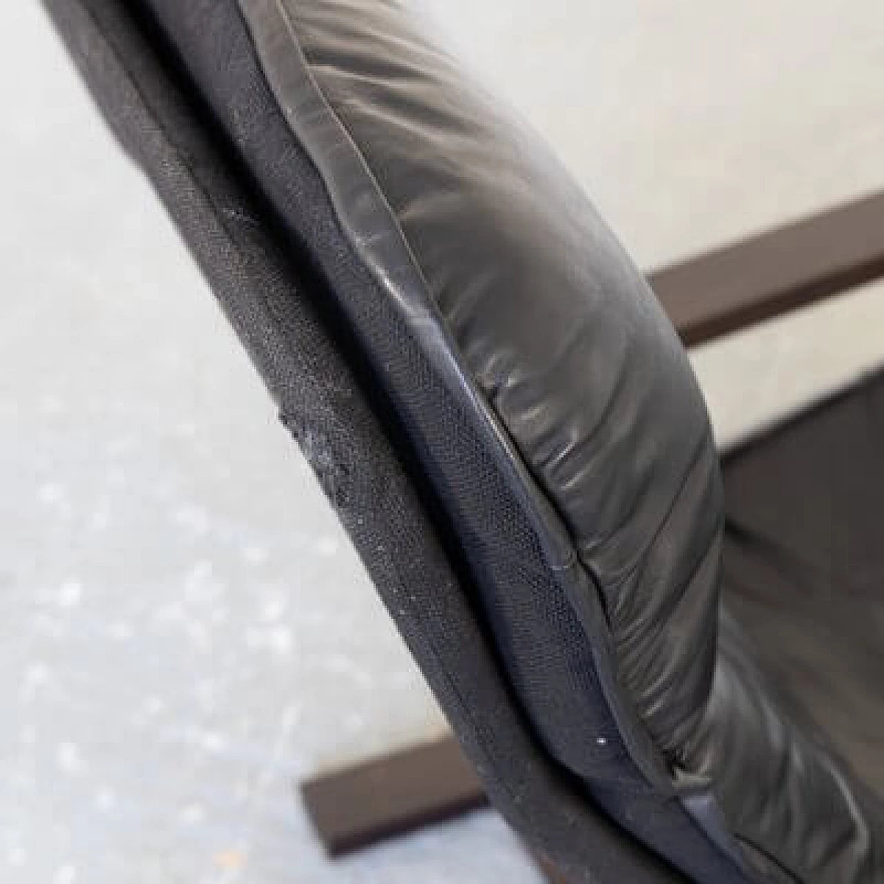 Coppia di sedute in pelle con una poltrona e un pouf, anni '70 11