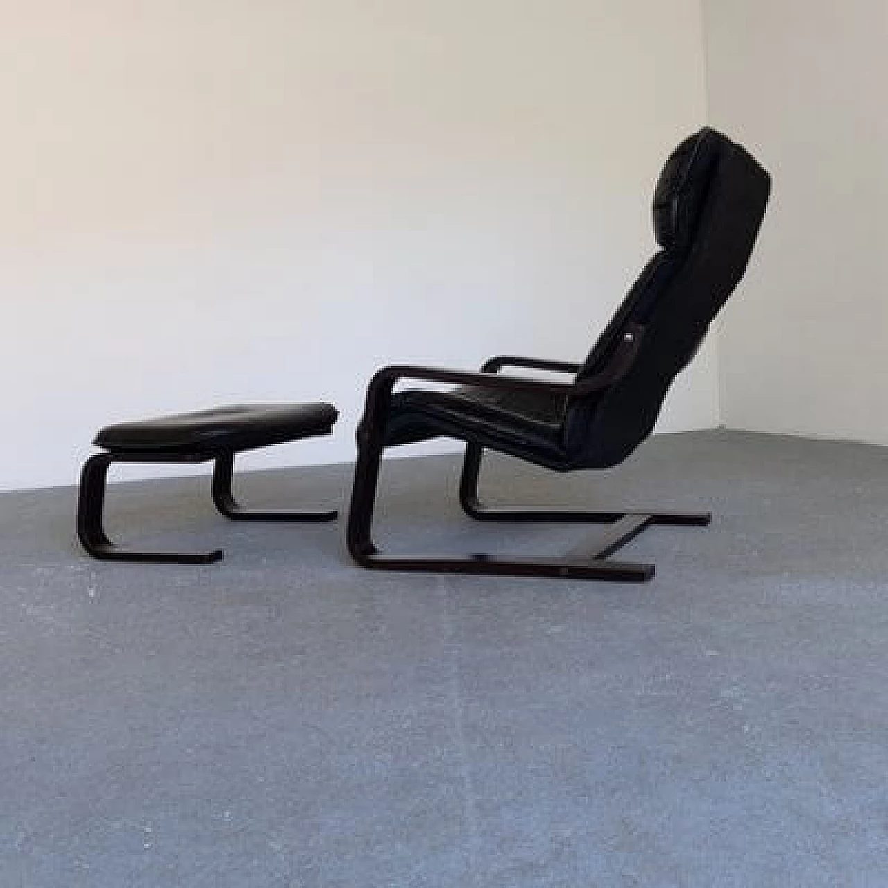 Coppia di sedute in pelle con una poltrona e un pouf, anni '70 12