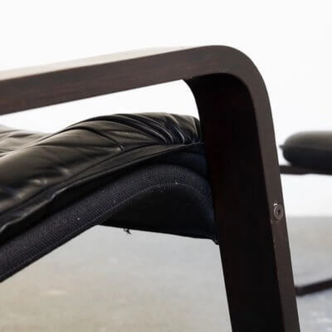 Coppia di sedute in pelle con una poltrona e un pouf, anni '70 13