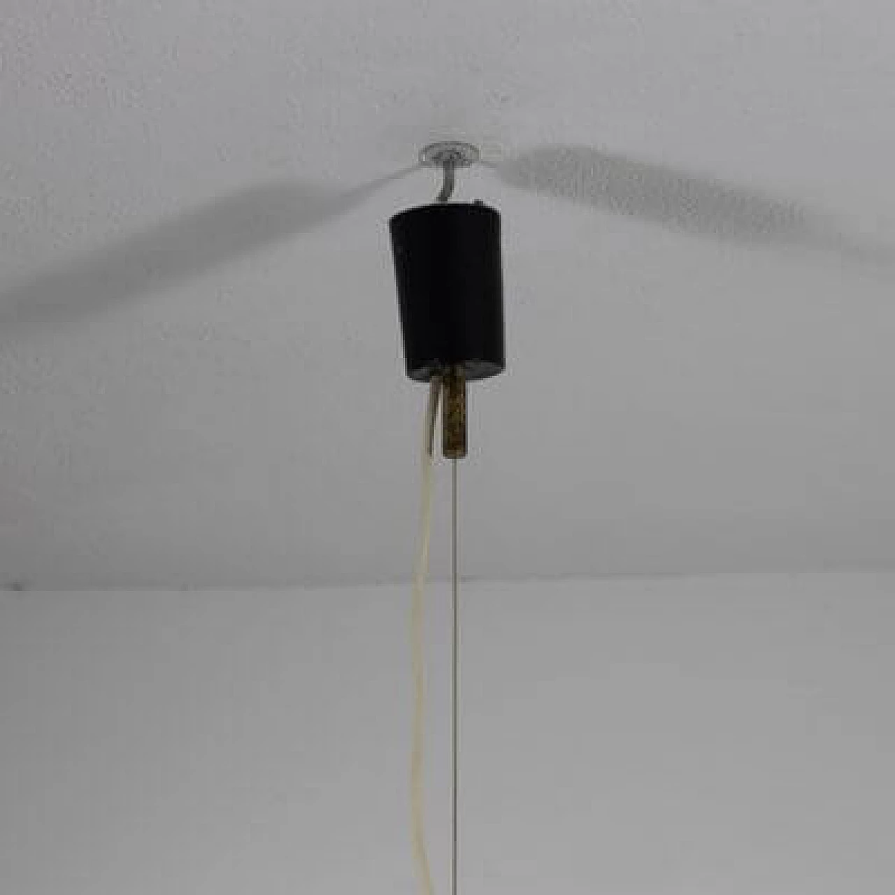 Lampadario in ottone, metallo e vetro opalino, anni '50 4