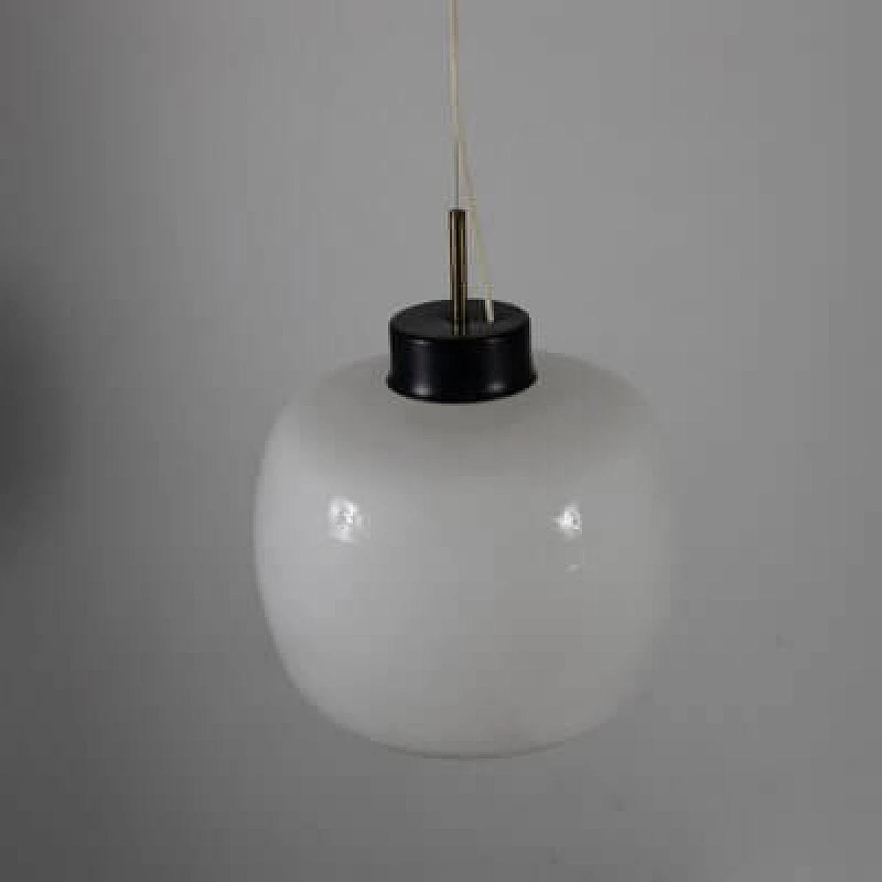 Lampadario in ottone, metallo e vetro opalino, anni '50 5