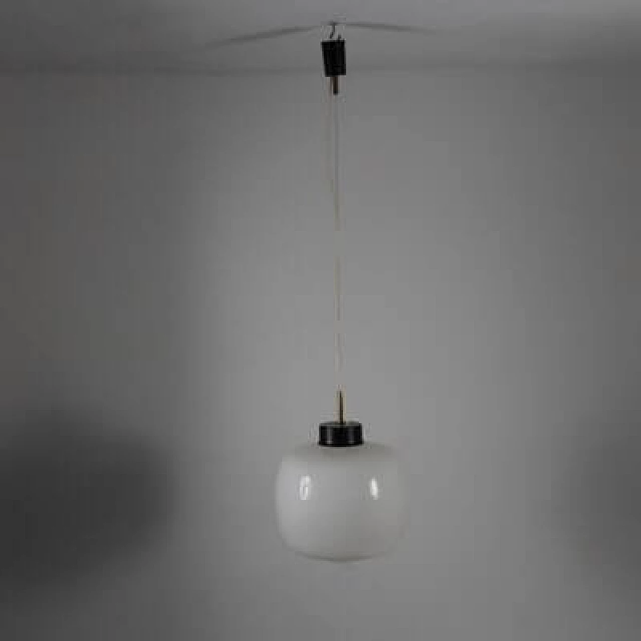 Lampadario in ottone, metallo e vetro opalino, anni '50 7