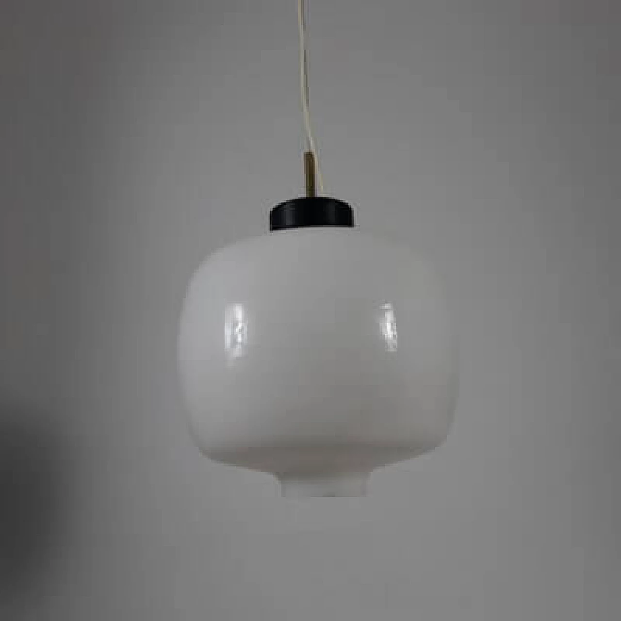 Lampadario in ottone, metallo e vetro opalino, anni '50 8