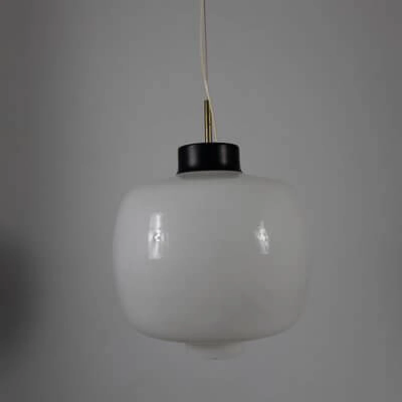 Lampadario in ottone, metallo e vetro opalino, anni '50 9