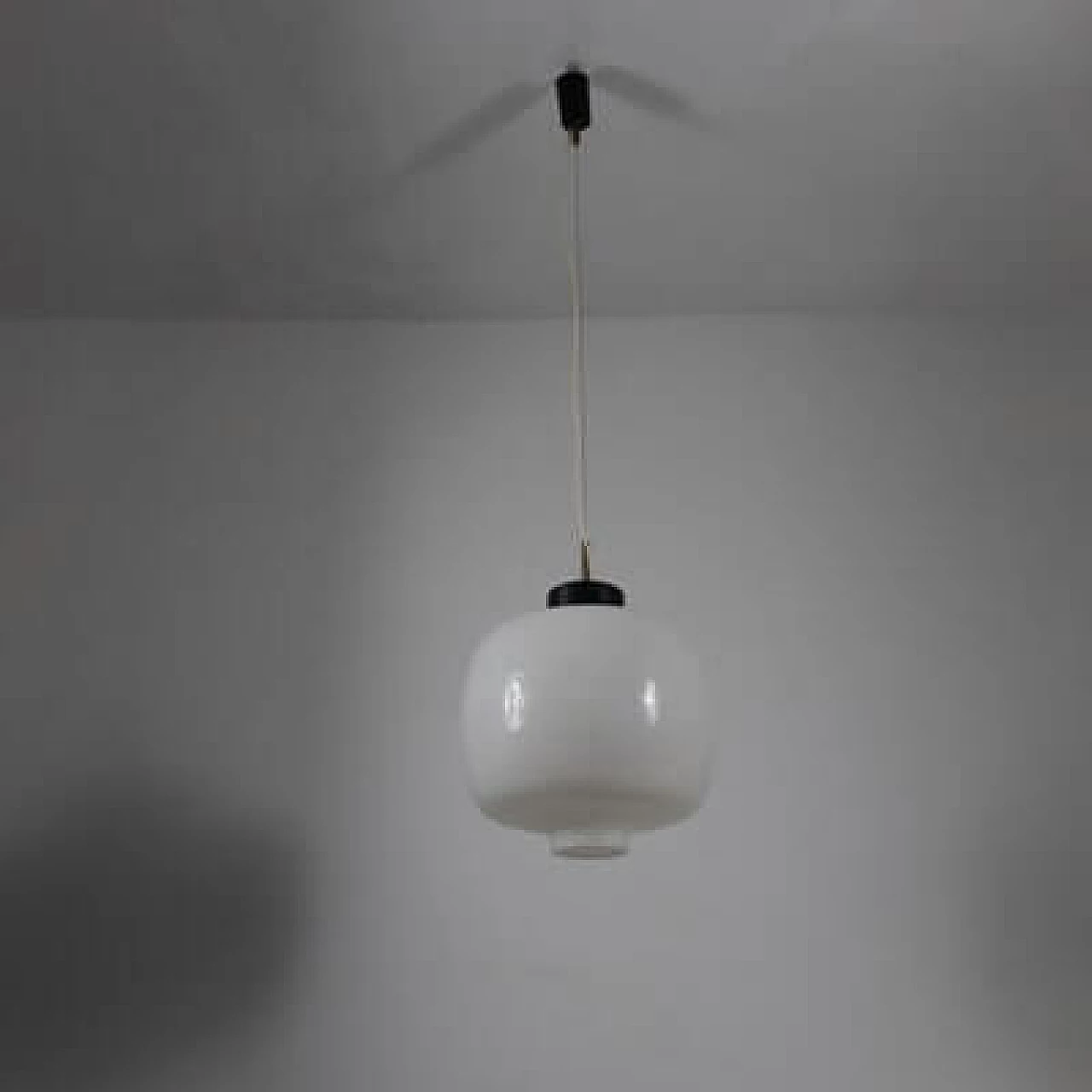 Lampadario in ottone, metallo e vetro opalino, anni '50 10