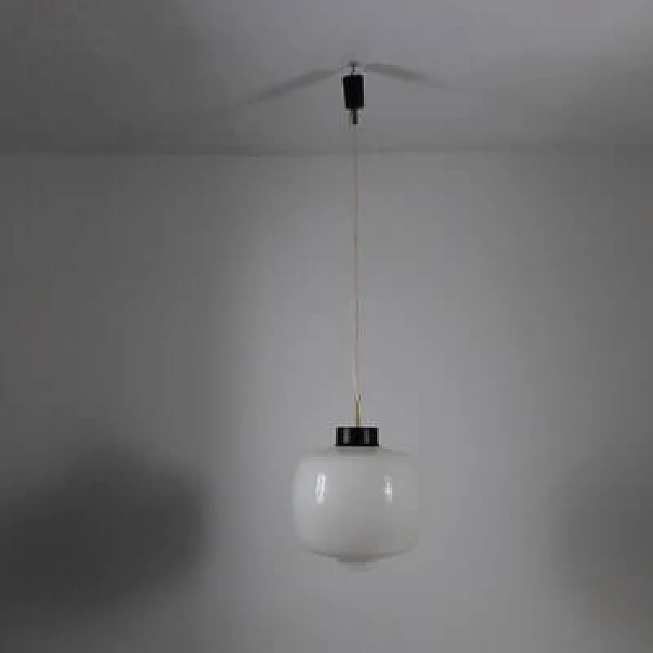 Lampadario in ottone, metallo e vetro opalino, anni '50 11