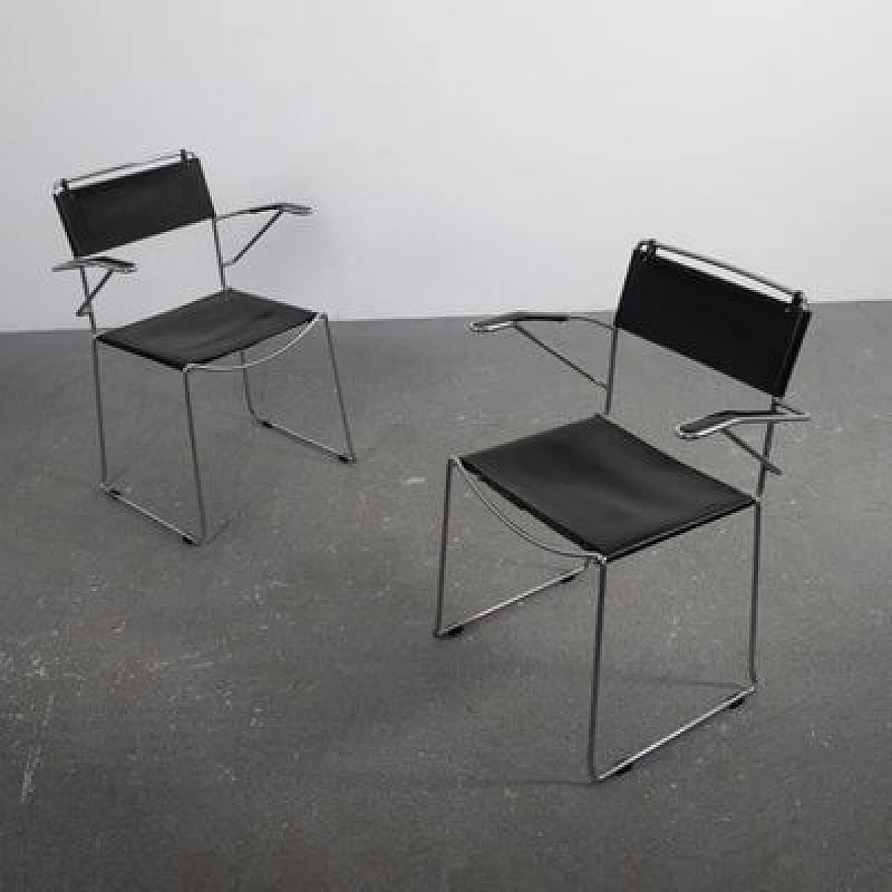 Coppia di sedie impilabili in similpelle e pelle, anni '70 15