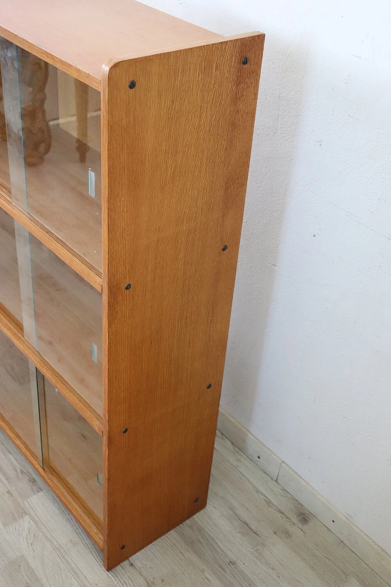 Piccola libreria in legno con ante scorrevoli, anni ’80 2