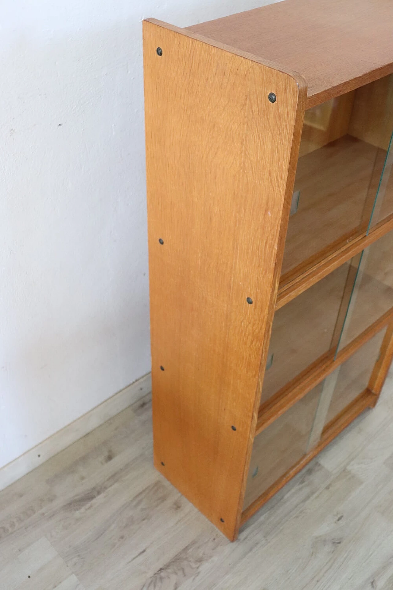 Piccola libreria in legno con ante scorrevoli, anni ’80 4