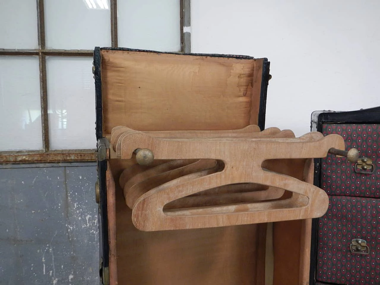 Baule porta vestiti in legno con rivestimento in cartone, anni '30 3