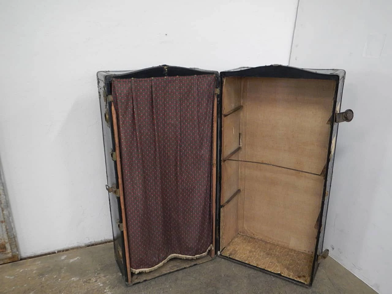 Baule porta vestiti in legno con rivestimento in cartone, anni '30 6