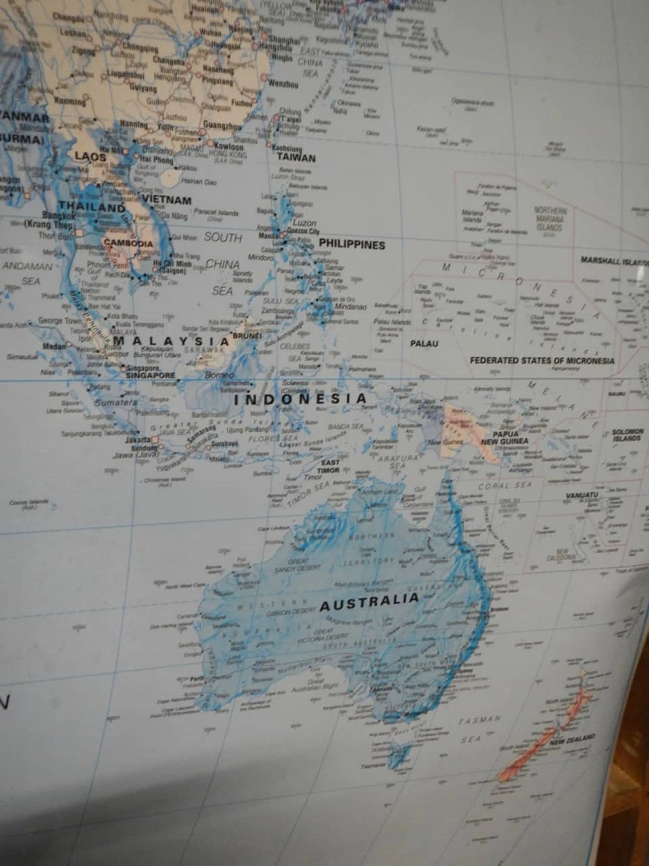 Mappa del mondo in carta plastificata con cornice in abete 5