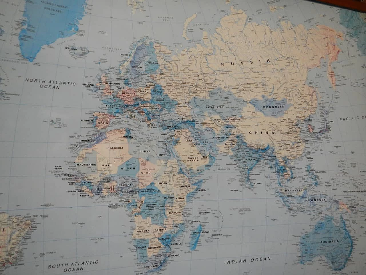 Mappa del mondo in carta plastificata con cornice in abete 6