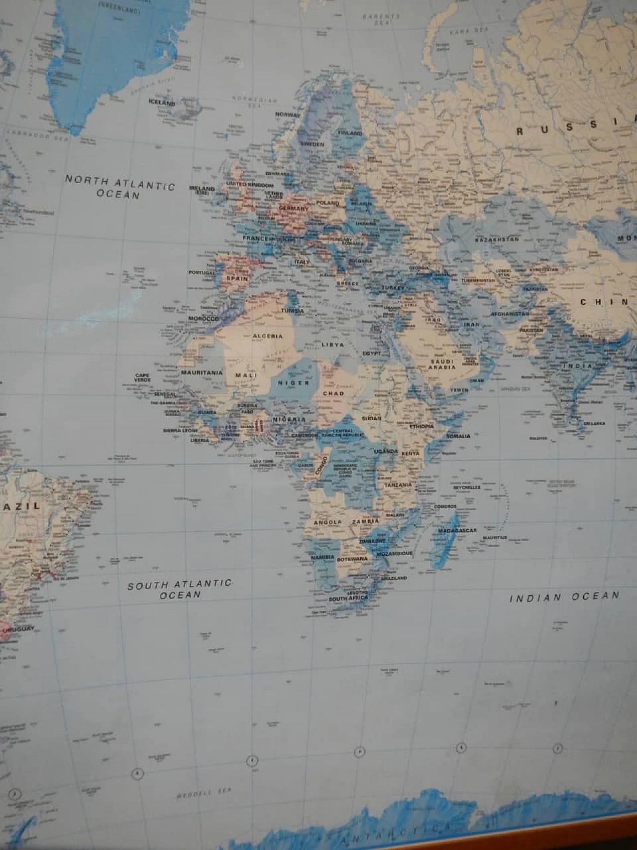 Mappa del mondo in carta plastificata con cornice in abete 7