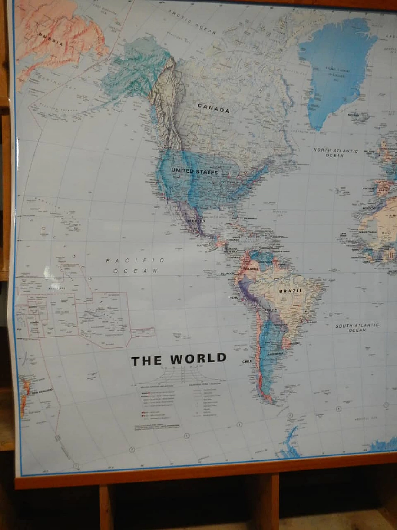 Mappa del mondo in carta plastificata con cornice in abete 8