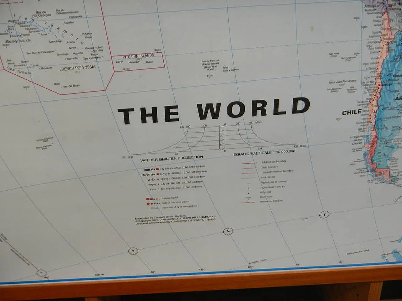 Mappa del mondo in carta plastificata con cornice in abete 9