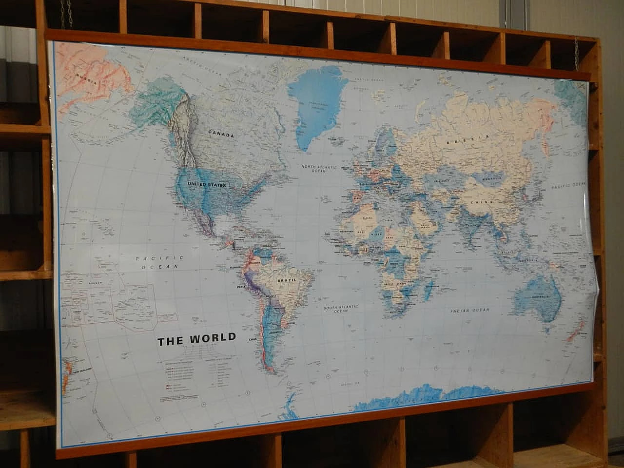 Mappa del mondo in carta plastificata con cornice in abete 10