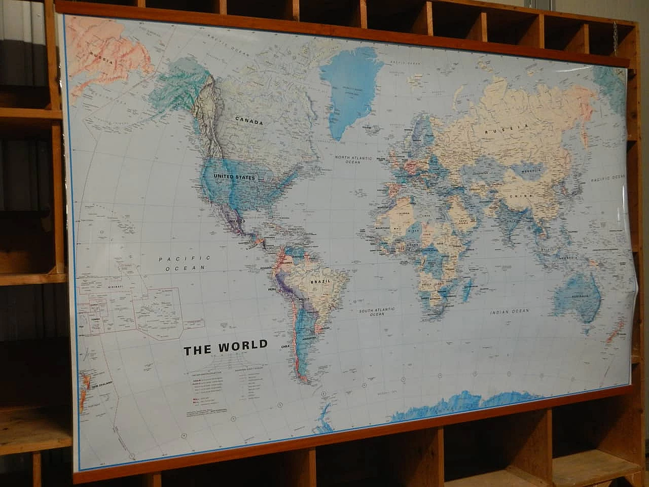 Mappa del mondo in carta plastificata con cornice in abete 11