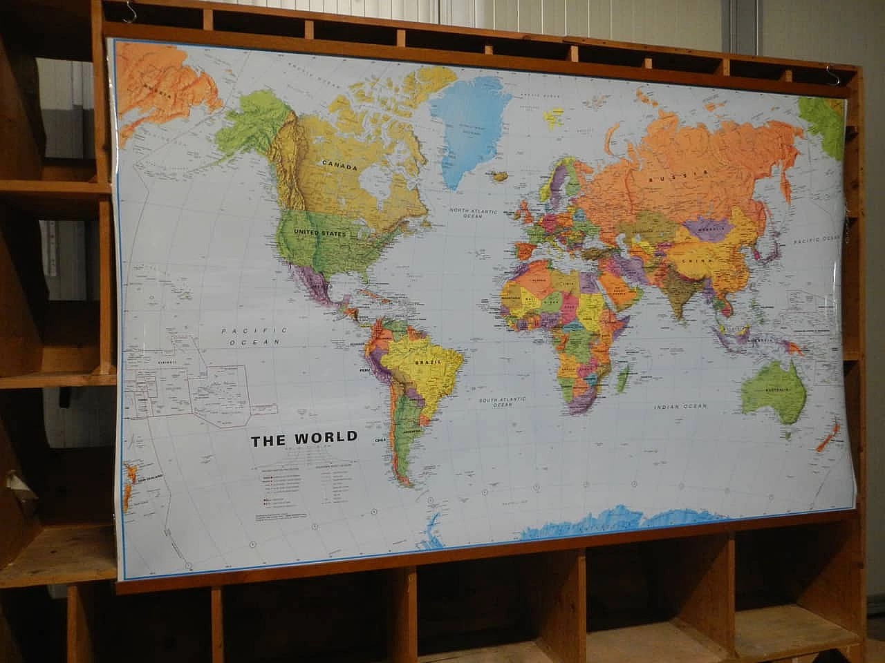 Mappa del mondo in carta plastificata, anni 2000 11