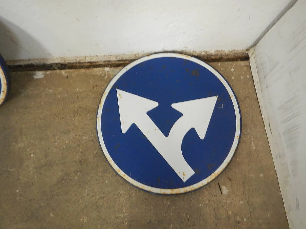 Insegna stradale con frecce direzionali, anni '80 2