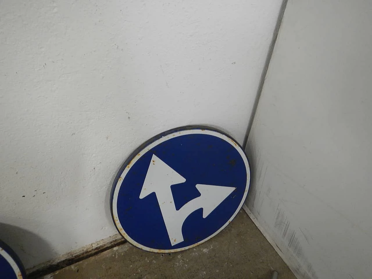 Insegna stradale con frecce direzionali, anni '80 4