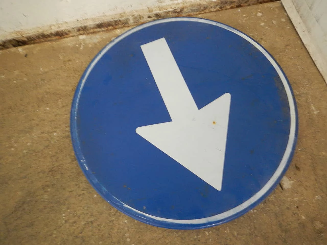 Insegna stradale con freccia direzionale, anni '80 2