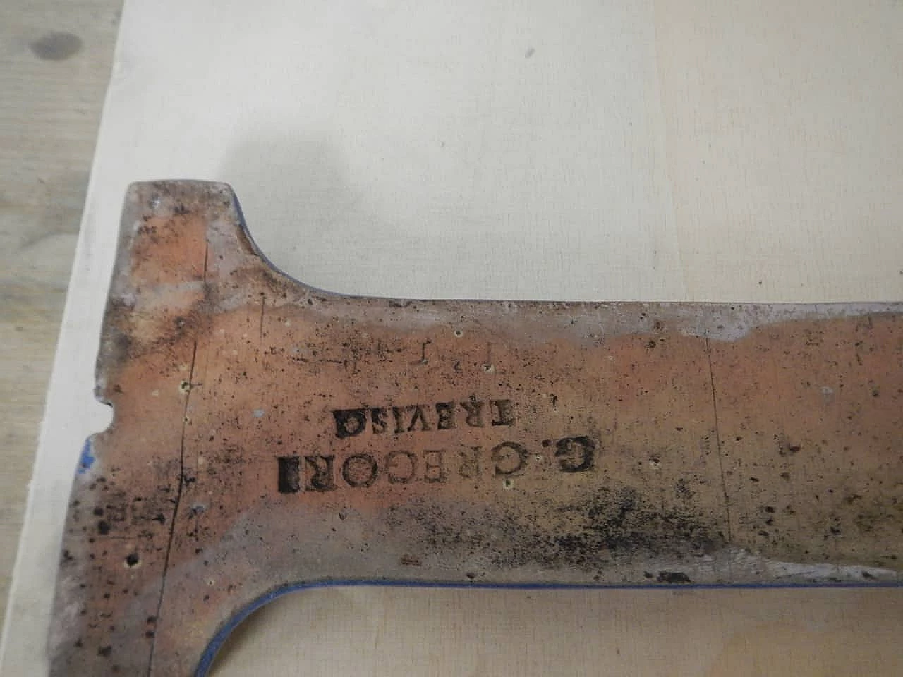 Lettera I maiuscola in terracotta, anni '40 1