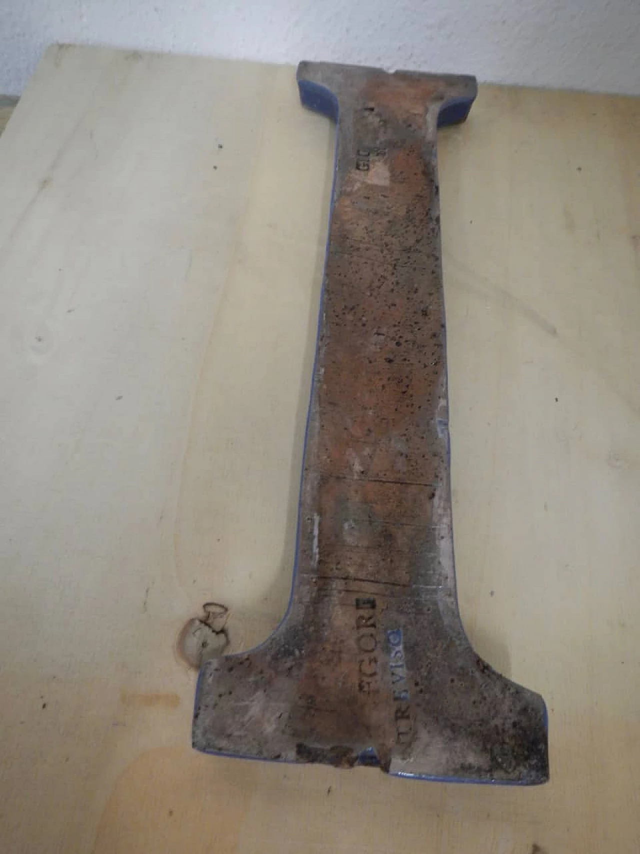 Lettera I maiuscola in terracotta, anni '40 4