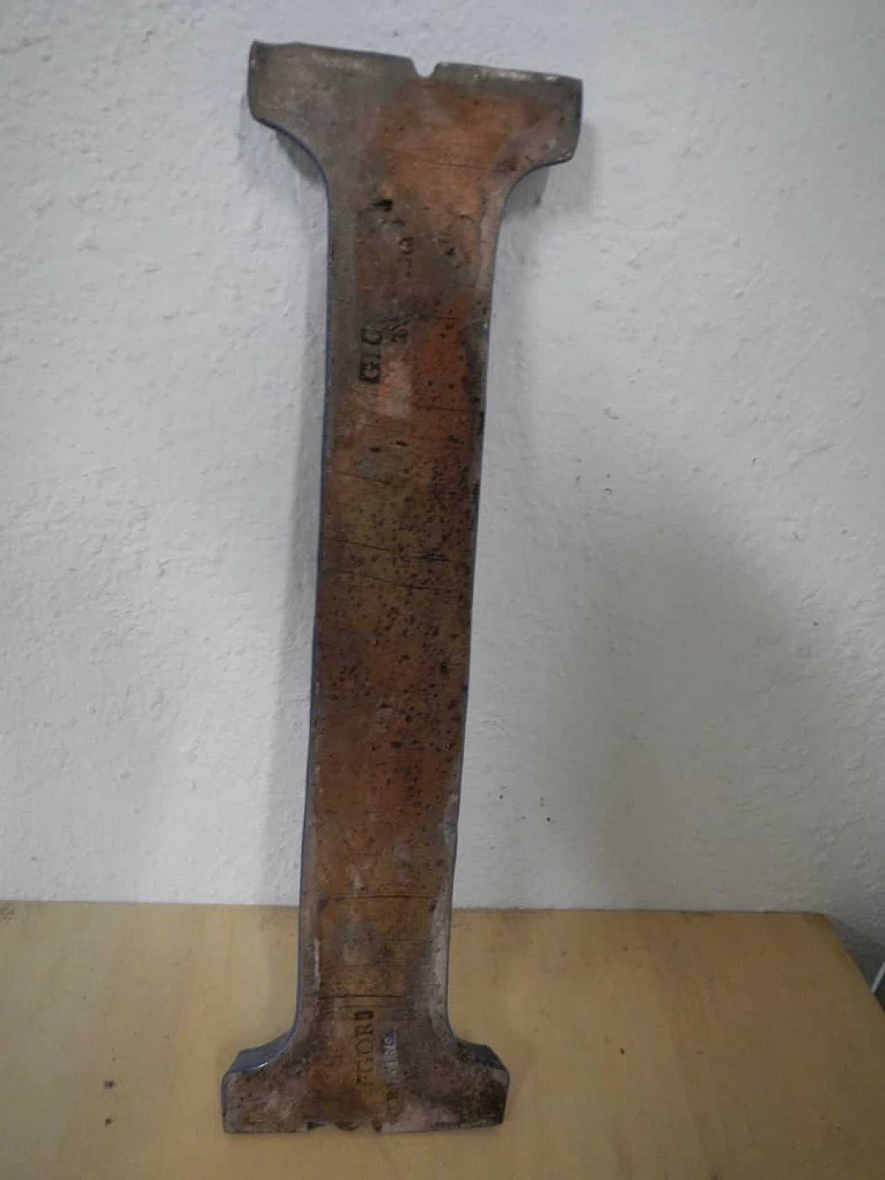 Lettera I maiuscola in terracotta, anni '40 6