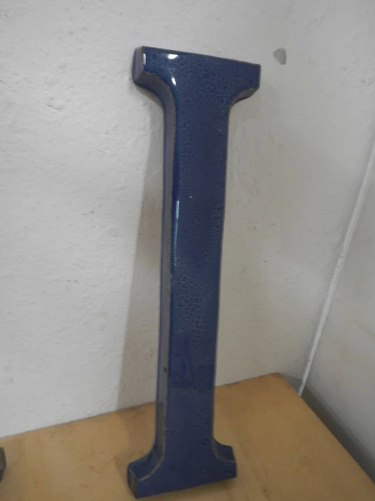 Lettera I maiuscola in terracotta, anni '40 7