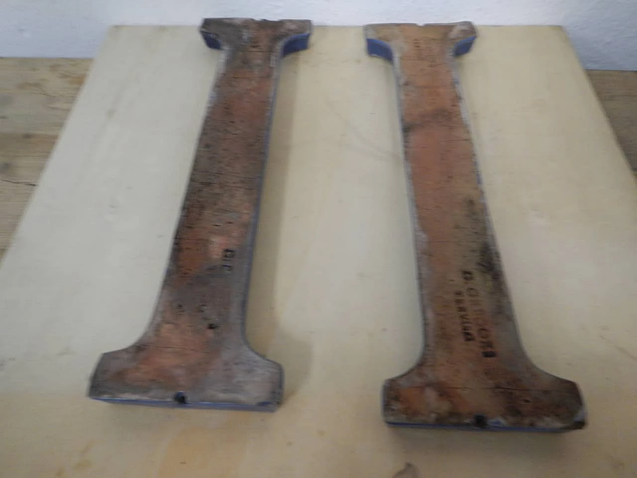 Lettera I maiuscola in terracotta, anni '40 8