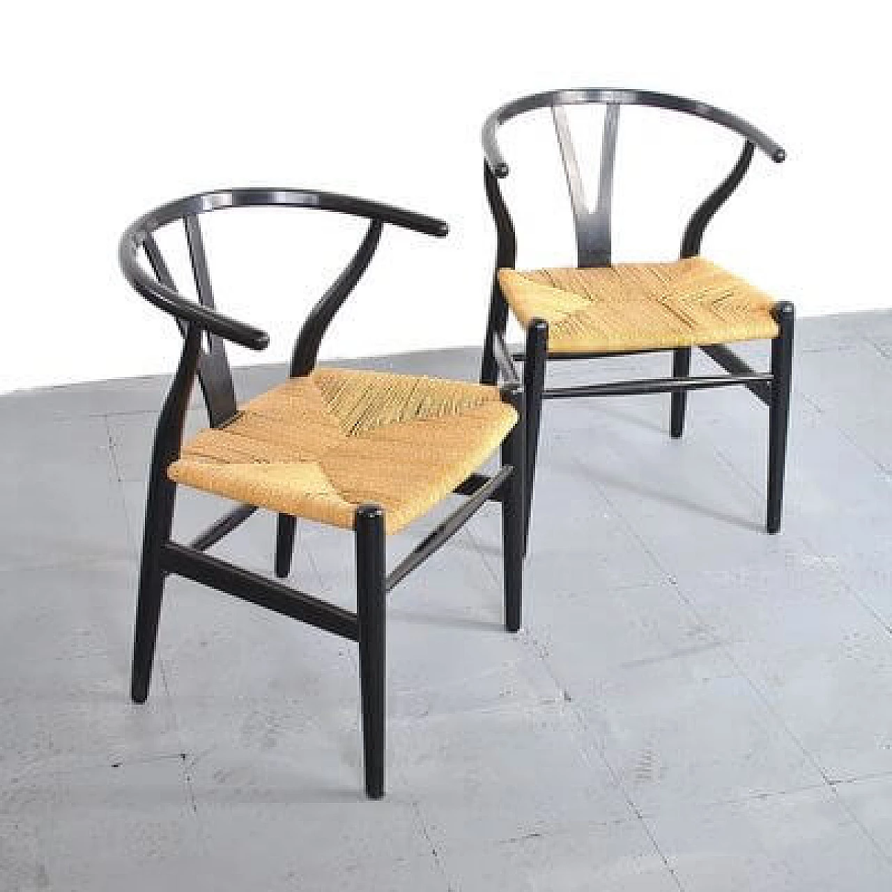 Pair of black Wishbone Chairs by Hans J. Wegner for Carl Hansen & Søn, 1960s 1