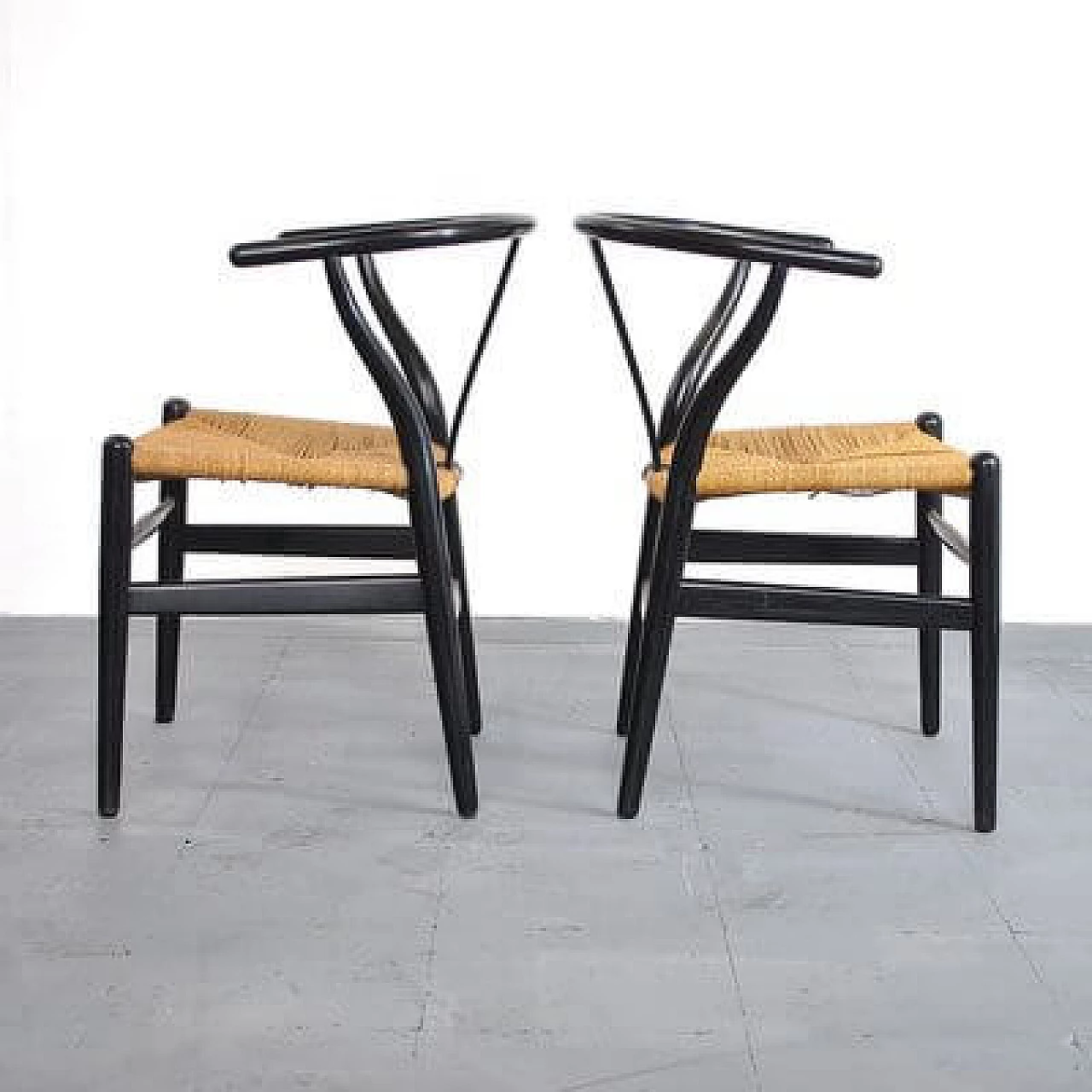 Pair of black Wishbone Chairs by Hans J. Wegner for Carl Hansen & Søn, 1960s 6
