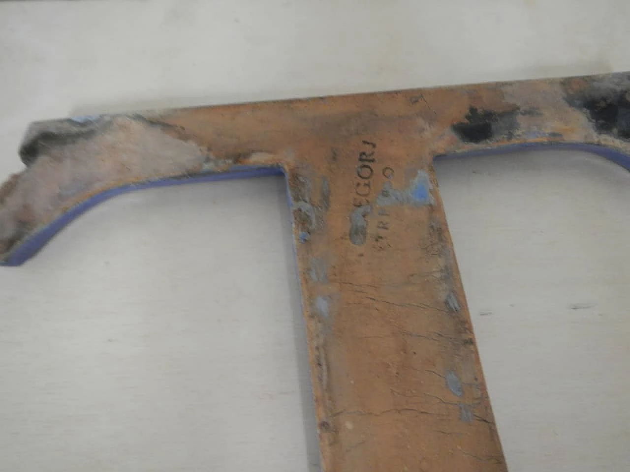 Lettera T minuscola in terracotta di G Gregorj Treviso, anni '40 1