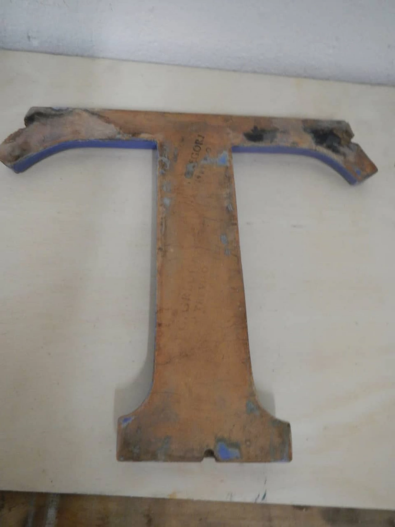 Lettera T minuscola in terracotta di G Gregorj Treviso, anni '40 2