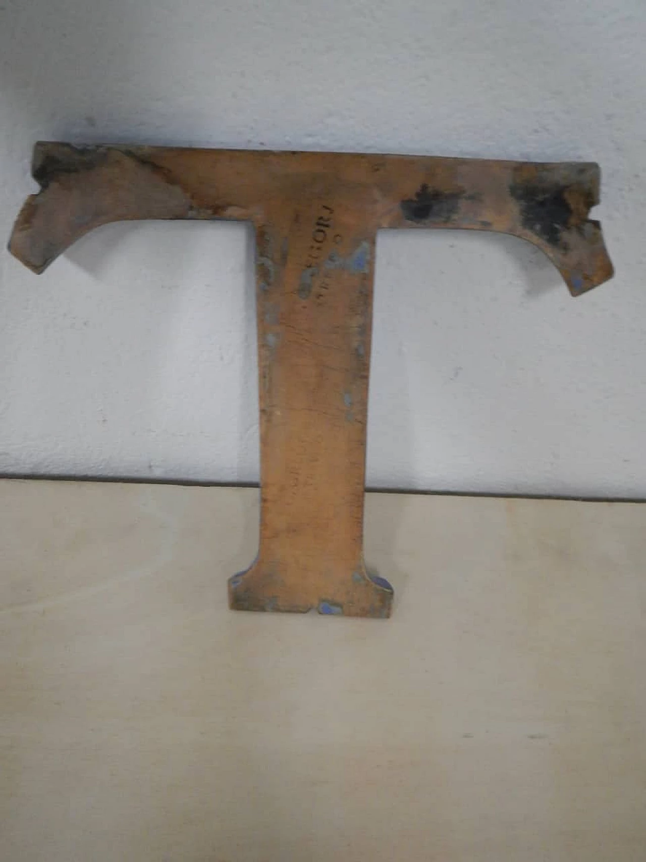 Lettera T minuscola in terracotta di G Gregorj Treviso, anni '40 3