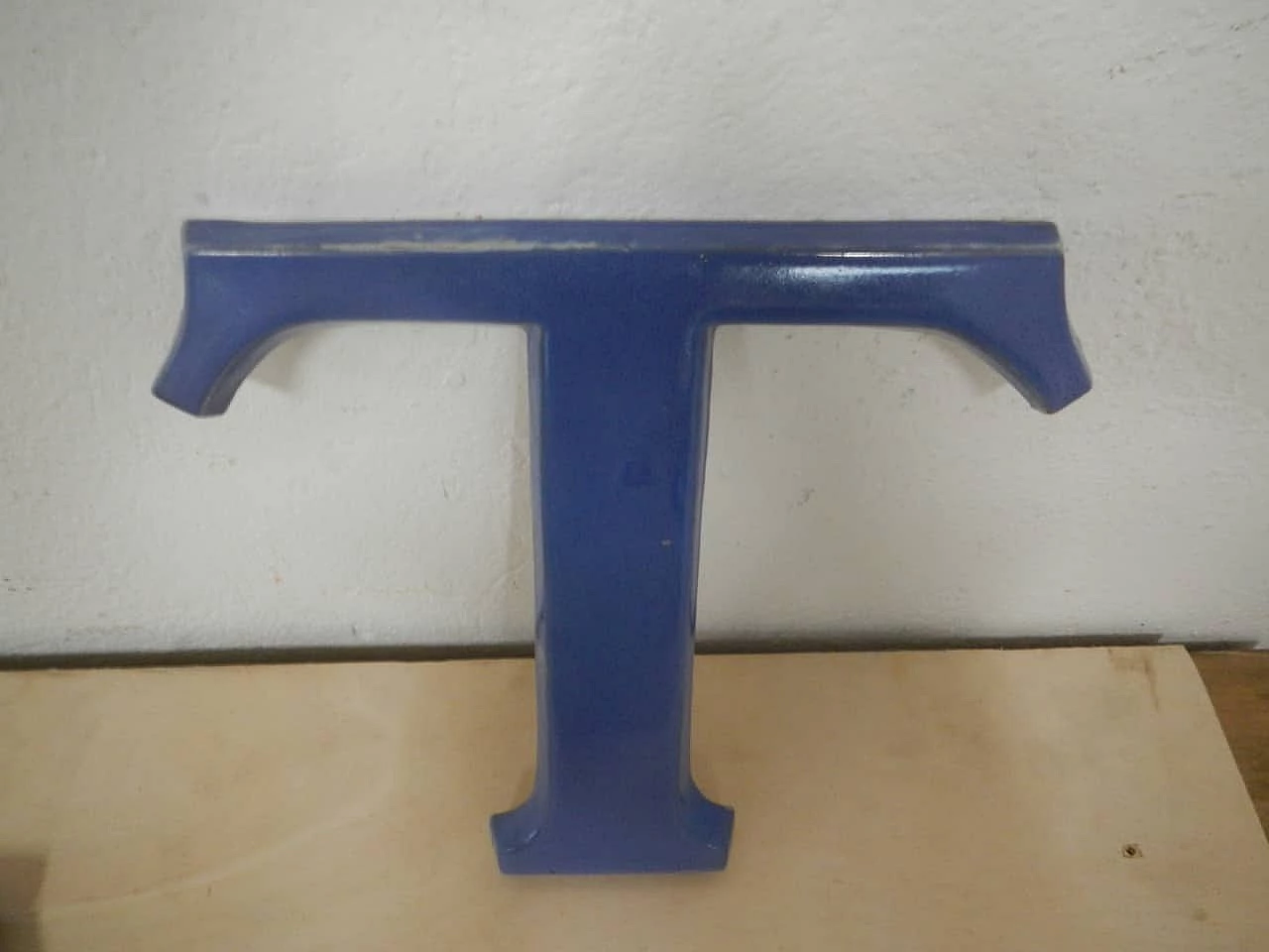 Lettera T minuscola in terracotta di G Gregorj Treviso, anni '40 4