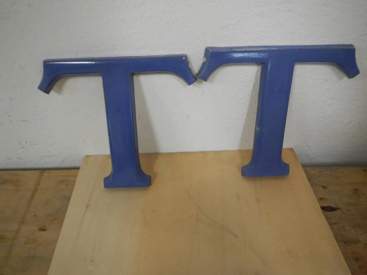 Lettera T minuscola in terracotta di G Gregorj Treviso, anni '40 5