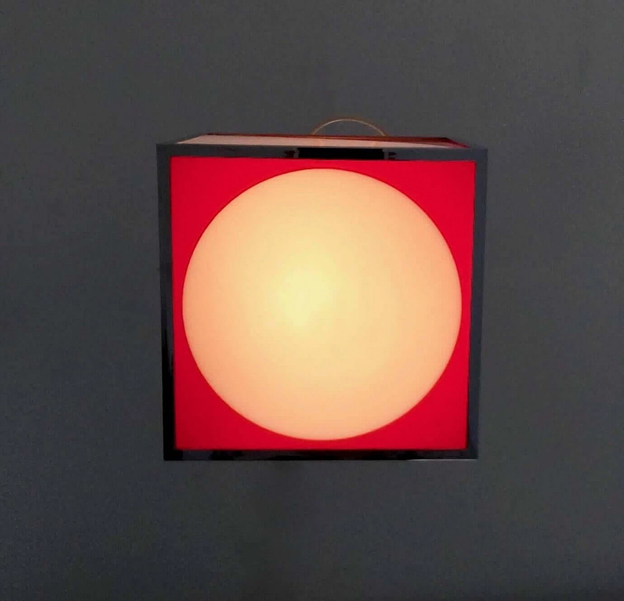 Lampadario cubico in plexiglass rosso e bianco e metallo, anni '70 1