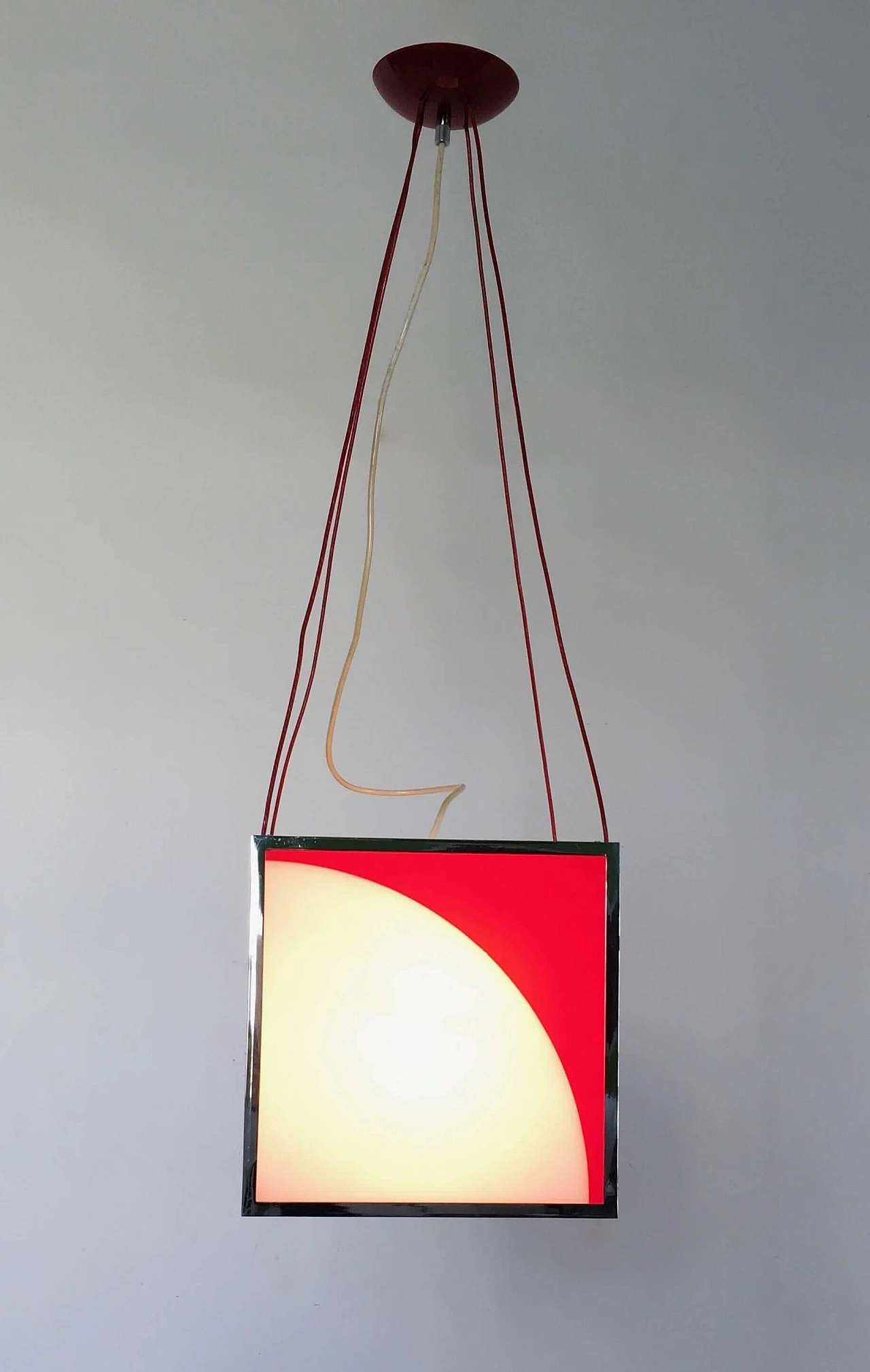Lampadario cubico in plexiglass rosso e bianco e metallo, anni '70 3