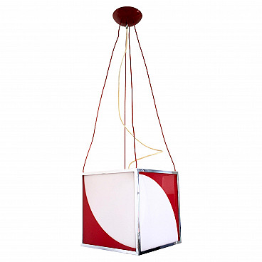 Lampadario cubico in plexiglass rosso e bianco e metallo, anni '70